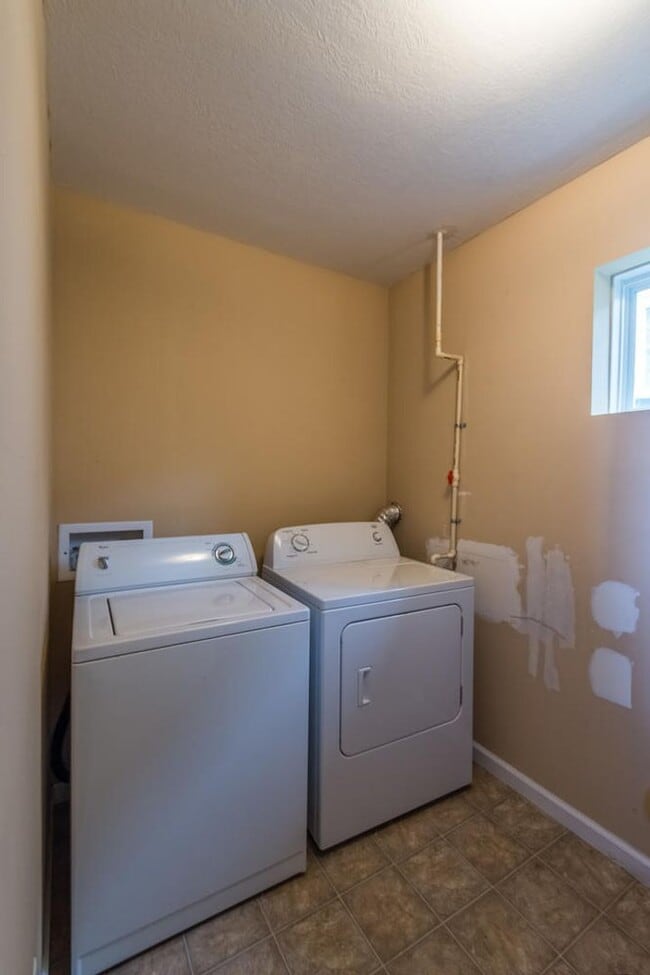 Building Photo - 505 S Highland Ave