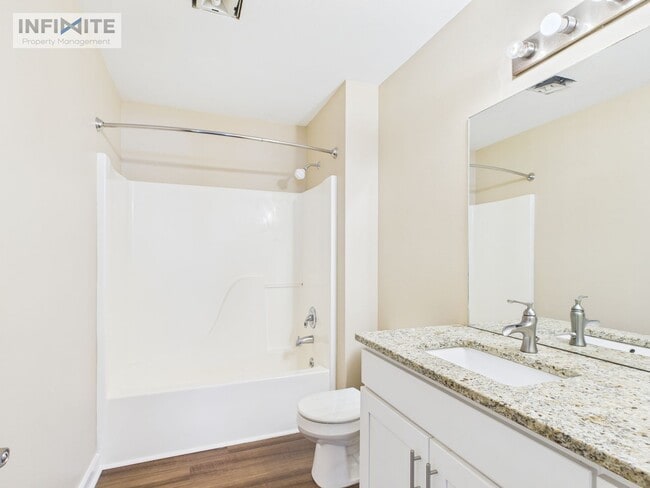 Building Photo - Bright & Updated 2 Bedroom Condo with Mountain Views – Available Now!