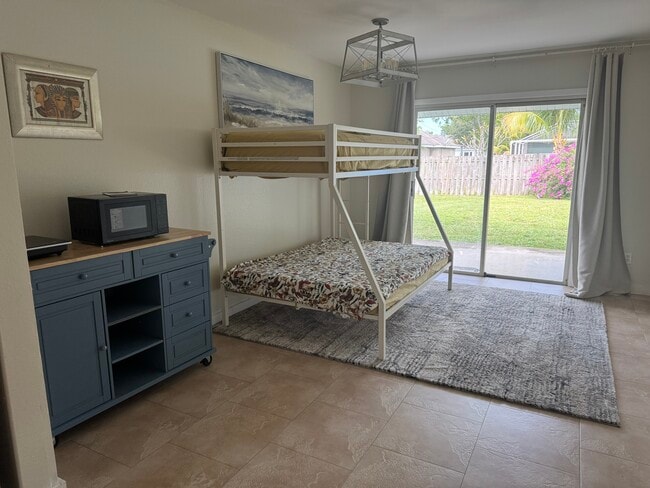 Building Photo - 2561 SE Victory Ave