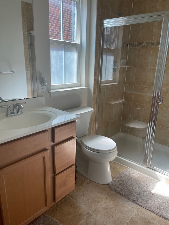 Foto del edificio - END UNIT TOWNHOUSE WITH 2 CAR GARAGE, WOOD...