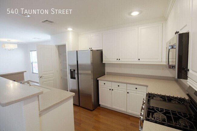 Foto del edificio - 540 Taunton St