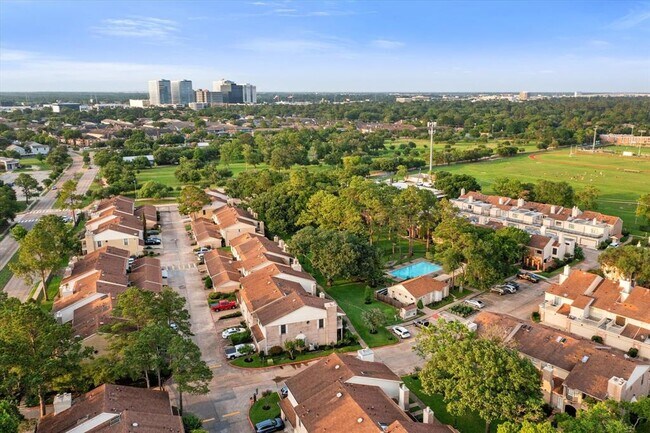 Foto del edificio - 800 Country Pl Dr