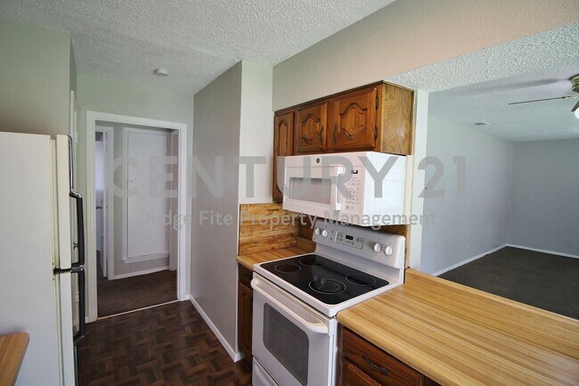 Building Photo - Lovely 3/2/2 in Dallas Ready for Immediate...