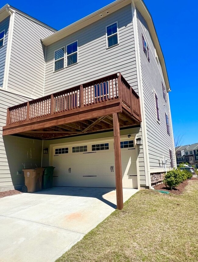 Building Photo - Beautiful End Unit Townhouse