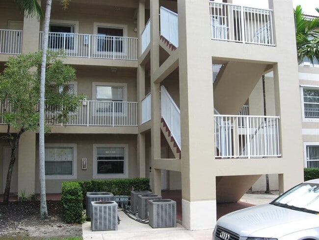 Building Photo - 2941 Riverside Dr