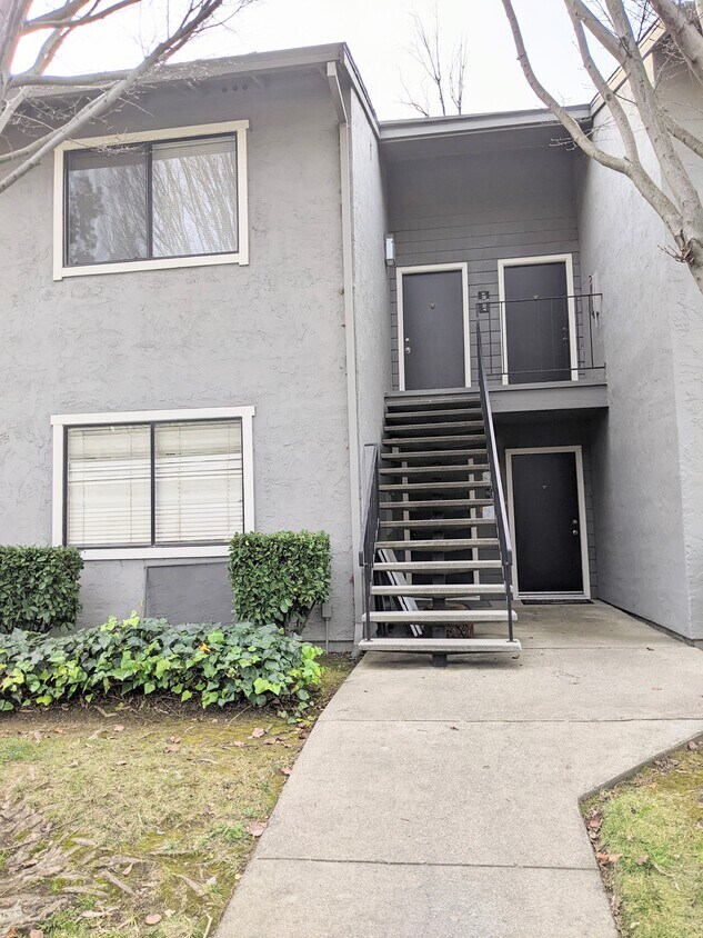 Foto principal - 900 Cambridge Dr