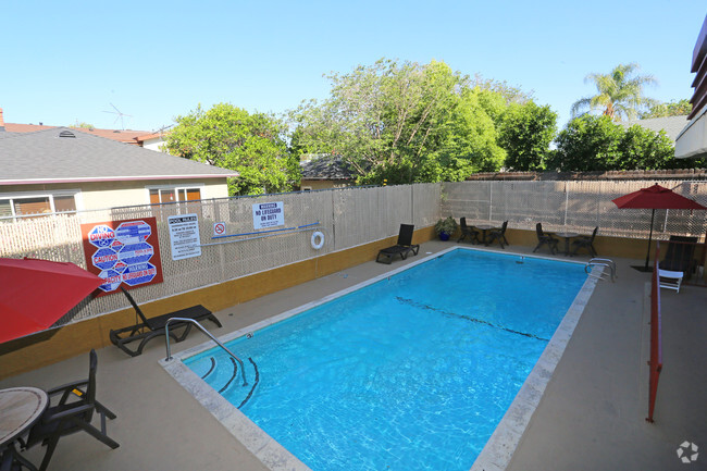 Piscina - Chateau Lakeside Apartments