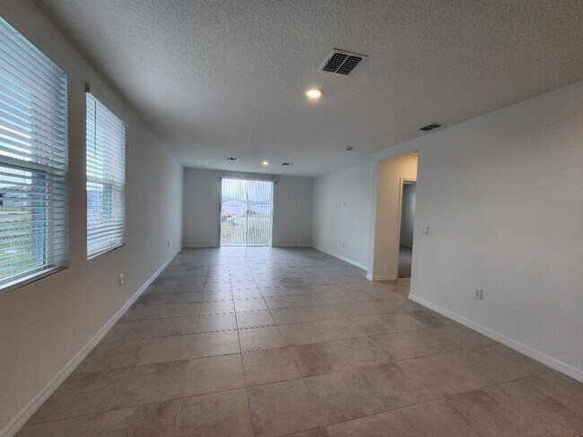 Foto del edificio - 4-Bedroom, 2-Bathroom in Villamar/Winter Haven ***MOVE-IN SPECIAL/50% OFF 2ND MONTH***