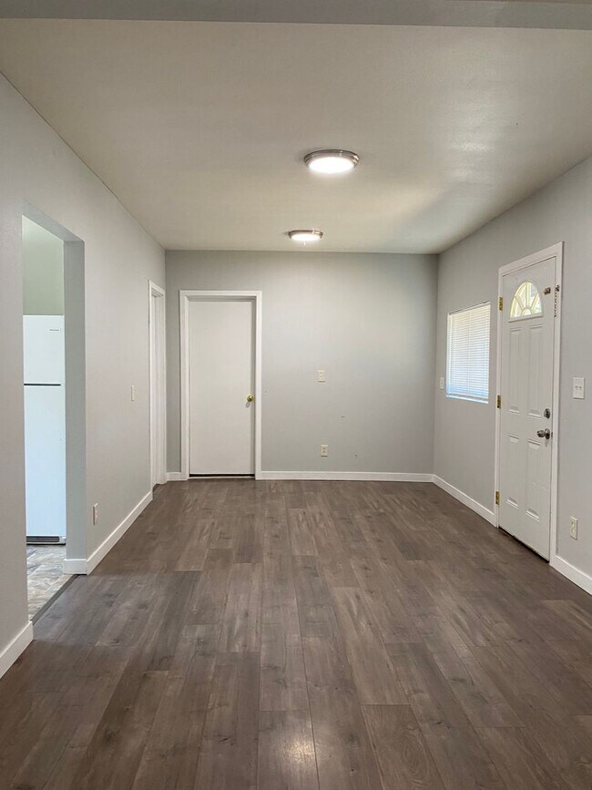 Building Photo - Newly Remodeled 2 Bedroom, 1 Bathroom Unit...