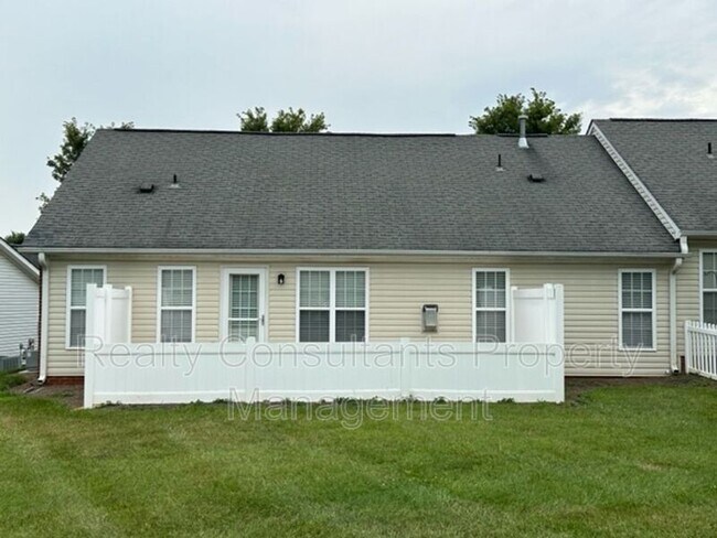 Building Photo - 2152 Rosemont Dr