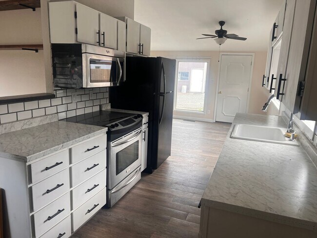 Foto del edificio - 3 bedroom, 1 Bath home - Rare find with a ...