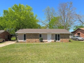 Building Photo - 641 Groveland Dr