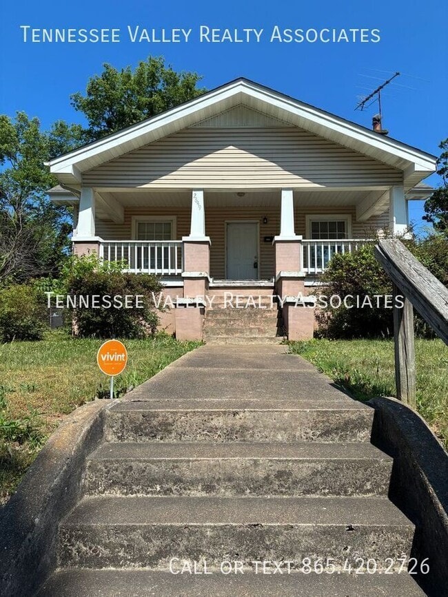 Building Photo - 2649 Parkview Ave