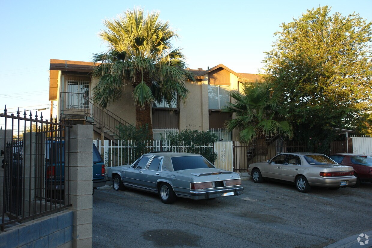 Building Photo - 2721 Menlo Square Dr