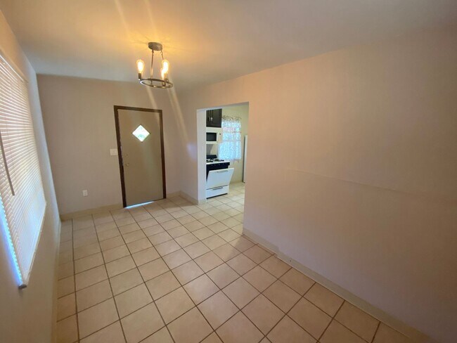 Building Photo - Light-Filled Tucson 2 Bedroom Rental – Mov...