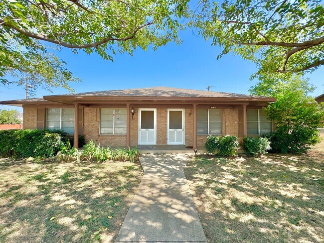 Building Photo - Charming 2 Bed 1 Bath Duplex - Walk to Sch...