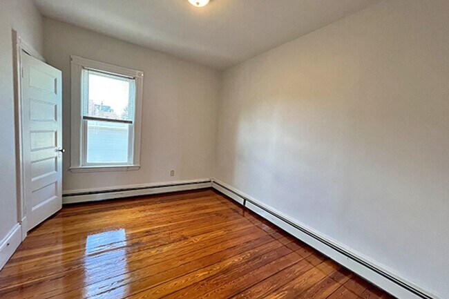Foto del edificio - 9/1 Renovated, spacious 4BR/2.5BA w/d in unit!