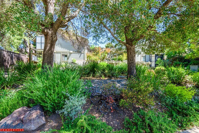 Building Photo - Beautiful Townhouse | Desirable Location