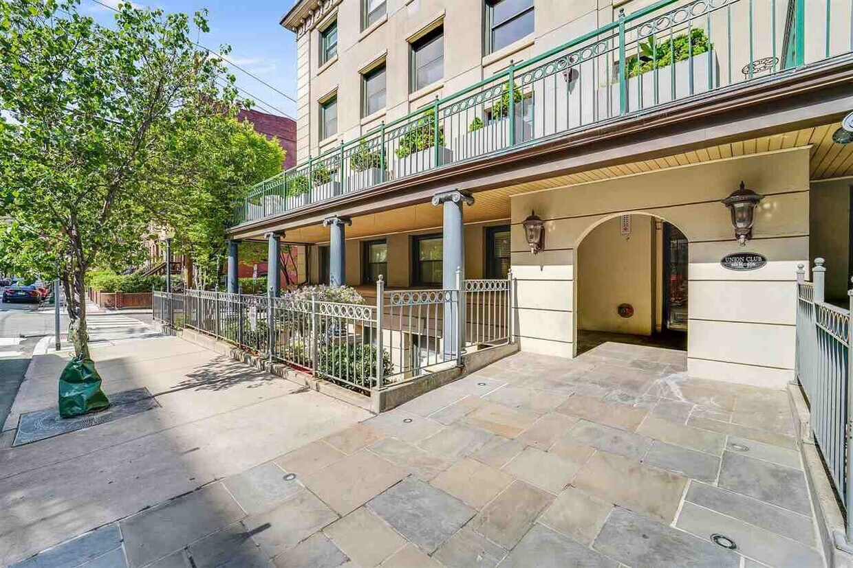 Primary Photo - 600 Hudson St