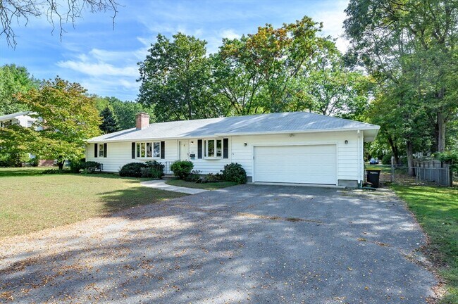 Foto del edificio - 557 Maple Rd