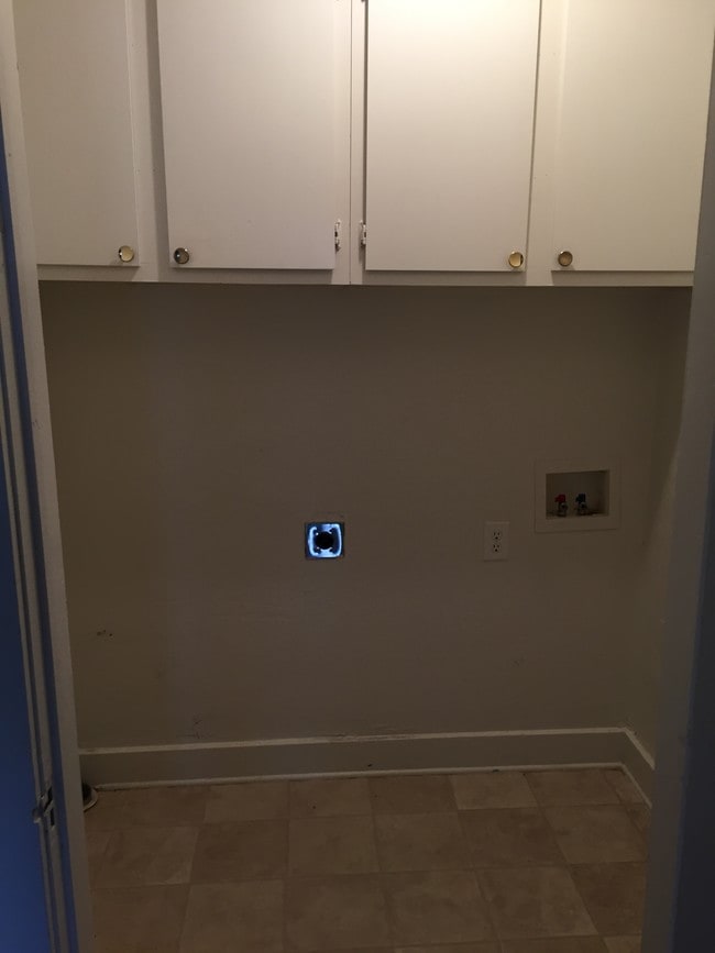Laundry Room - 700 NW 25th St
