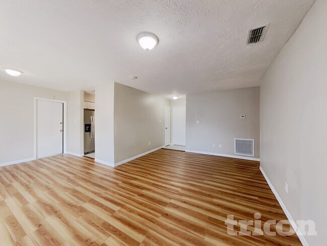 Building Photo - 2704 Mnr Hl Dr