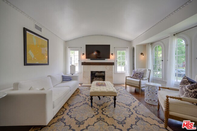 Foto del edificio - 142 S La Peer Dr