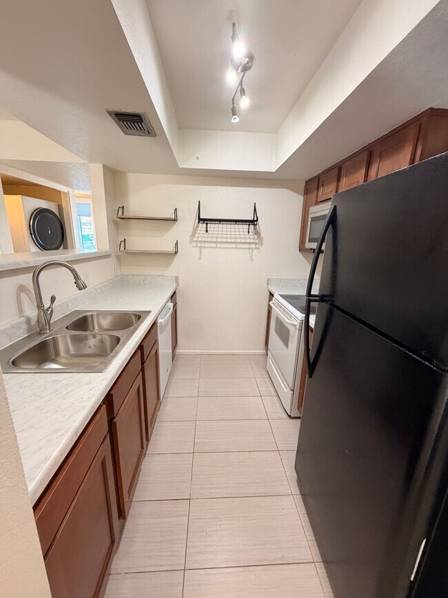 Foto del edificio - Spacious 2Bdm 2Ba Central Tempe Condo with New Floors!