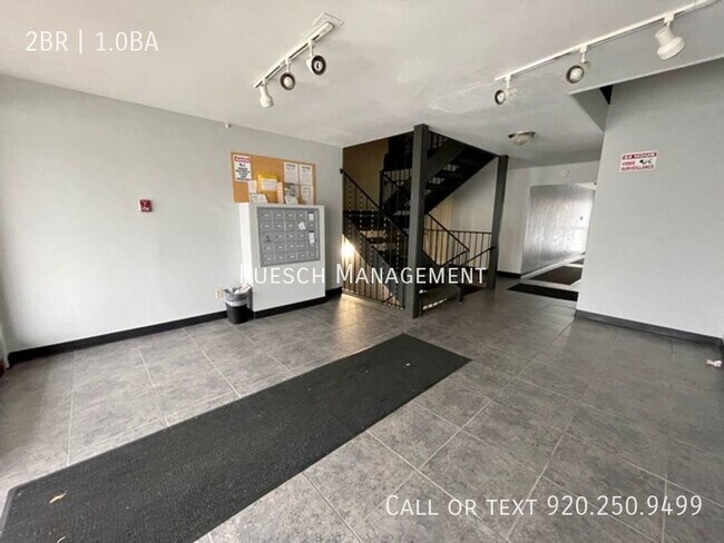 Building Photo - Beautifully Renovated 2 Bedroom 1 Bath Upp...