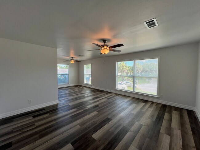 Foto del edificio - Fall Move in Special $250 off 1st months rent