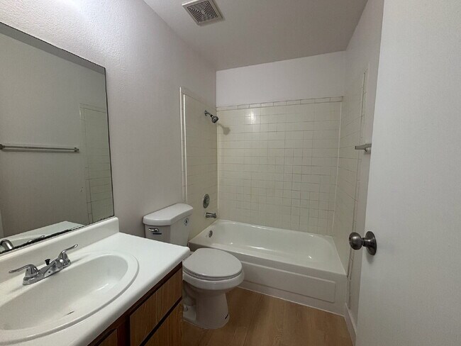 Foto del edificio - ½ OFF First Month's Rent! Updated 2 Bed | 1 Bath Apartment with In-Unit Washer & Dryer