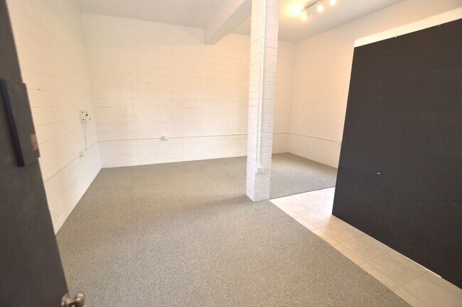 Building Photo - Wilhelmina Rise 2 bedroom Duplex