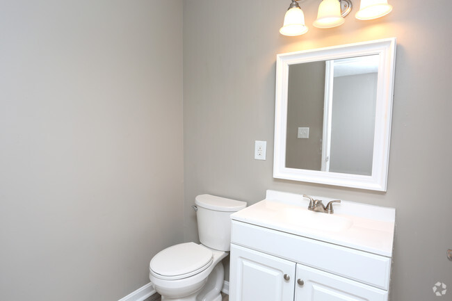 2BR, 1BA - 900 SF - Bathroom - Graham Village Apartments