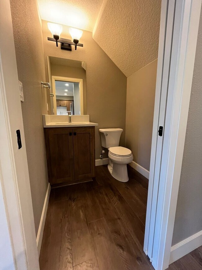 Building Photo - Spacious Townhome Style Duplex Unit