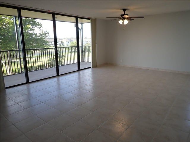 Building Photo - 106 Lake Emerald Dr