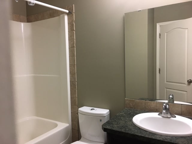 Building Photo - 4 Bed 2 Bath Unit in Olds, AB