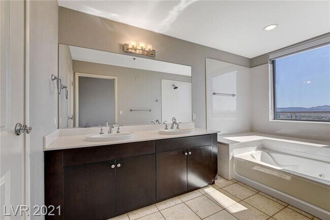 Foto del edificio - BEAUTIFUL 2 BEDROOM AT THE ONE!