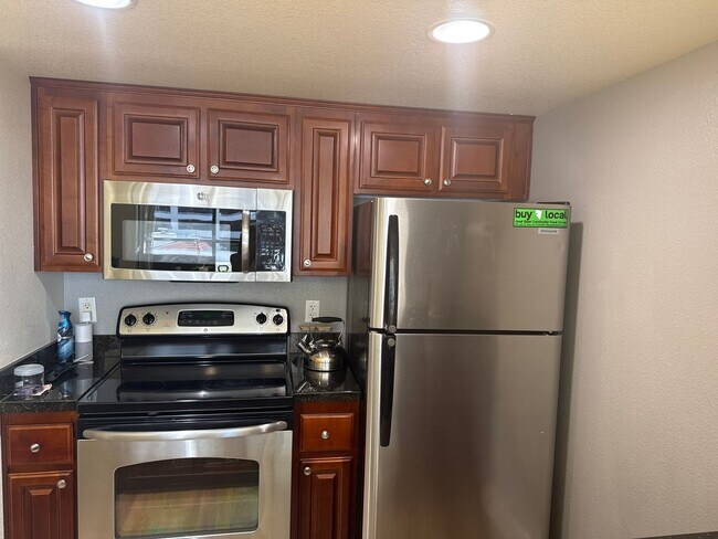 Building Photo - 1 Bed / 1 Bath at the Belvedere Towers - Available in July!