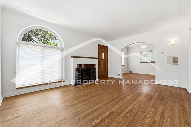 Building Photo - Stunning Home with Central AC and Fenced Yard