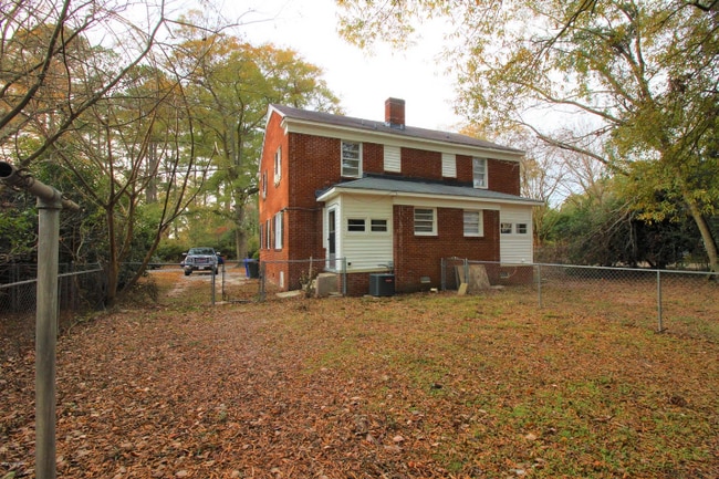 Building Photo - 505 S Oak St