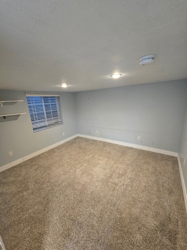 nice large room - 3877 W Holyoke Pl