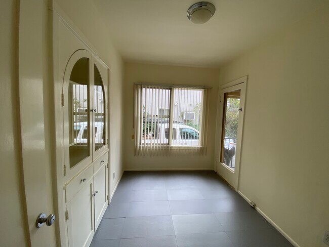 Breakfast Alcove - 1125 Huntington Dr