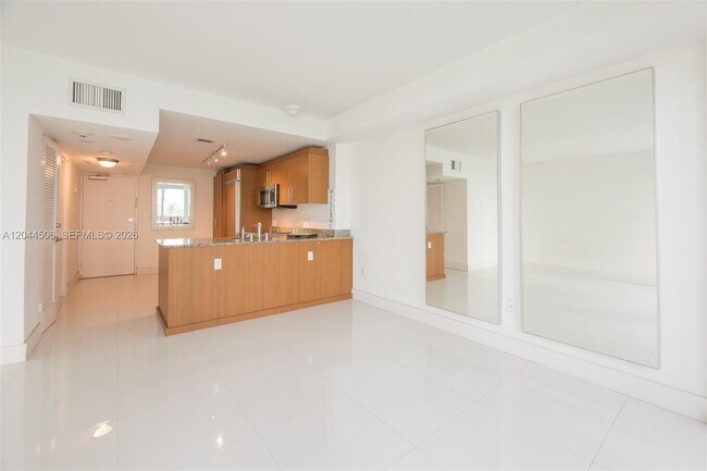 Foto del edificio - 10275 Collins Ave