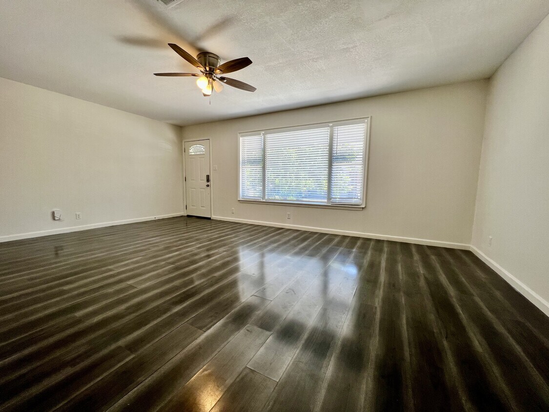 Foto principal - 3500 Loyola Ln