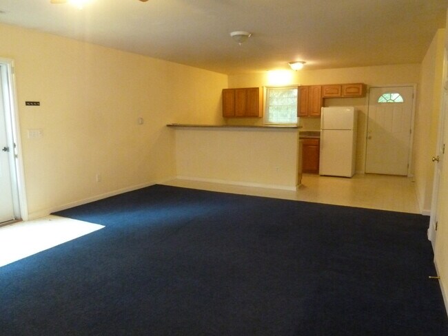 Foto del edificio - Awesome location for this spacious 4br 2ba...