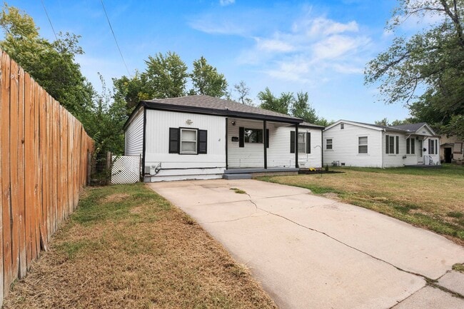 Building Photo - 1616 E Funston St