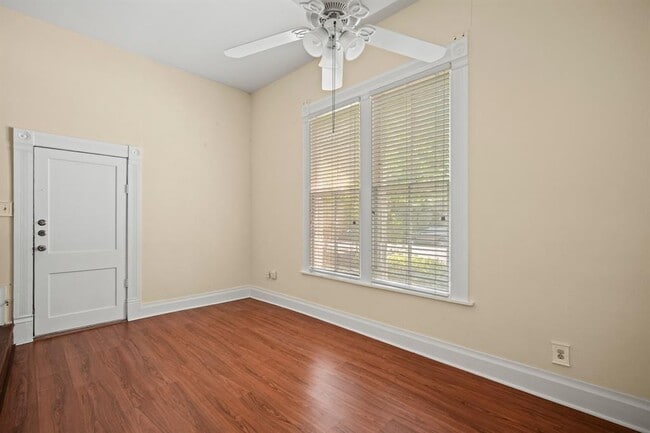 Building Photo - 212 W 43rd St