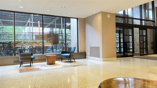 Foto del edificio - 66-36 Yellowstone Blvd