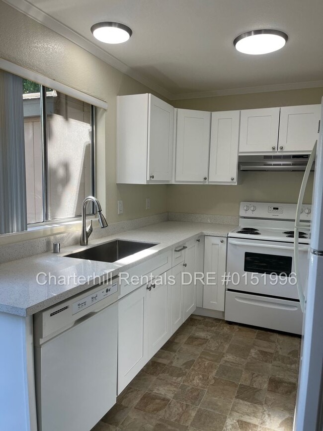 Building Photo - 2 bedroom/1.5 bath townhome with new kitch...
