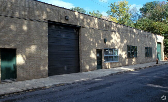 Alternate building view - 525-547 E Armstrong St